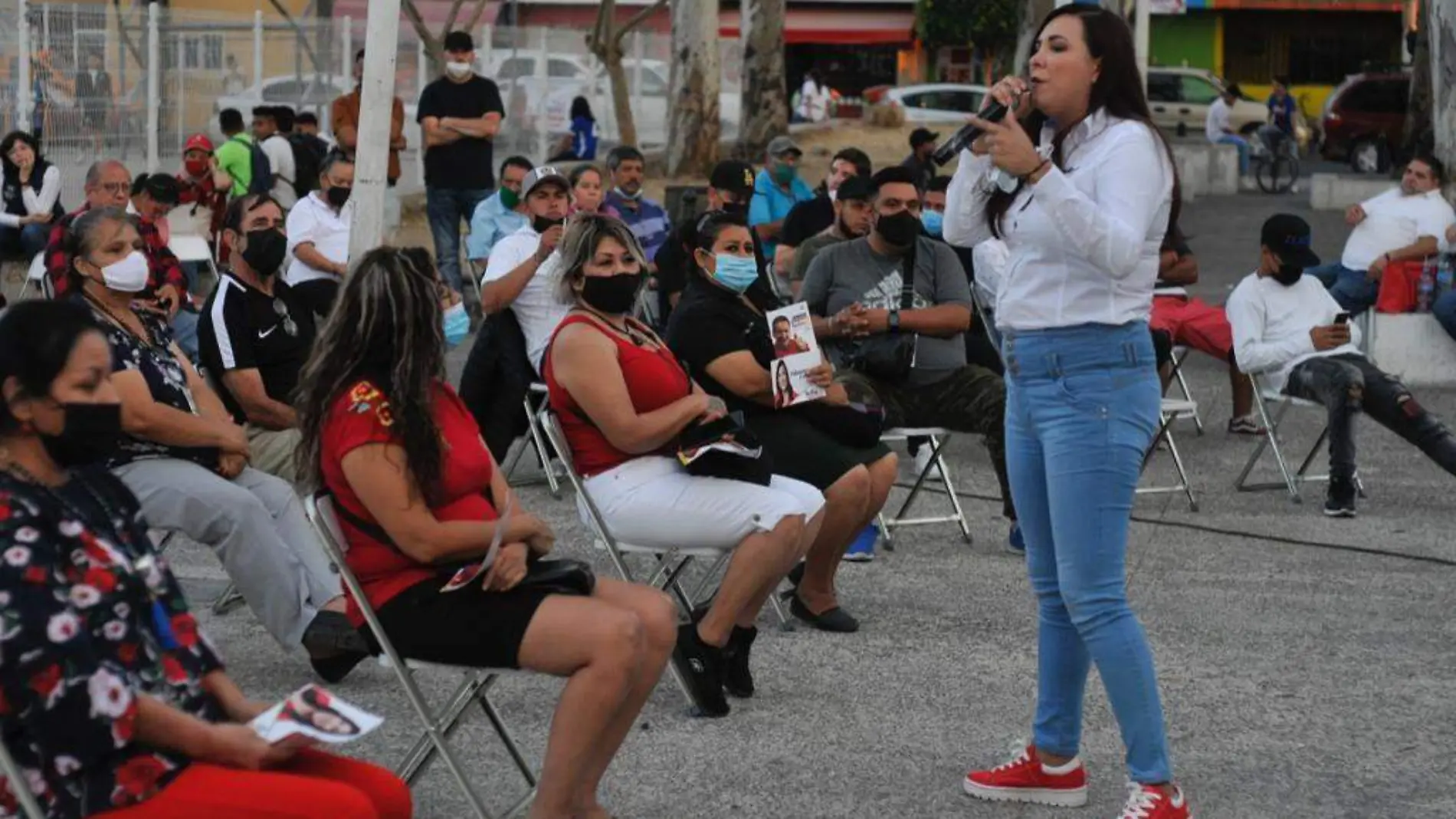 Sofía Mosqueda con vecinos de la colonia Tetlán